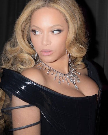 Beyonce silver sparkly eye makeup